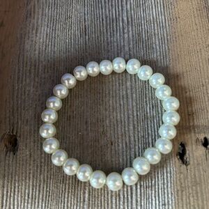 FREE W/ ANY PURCHASE NWOT Elegant Pearl Bracelet
